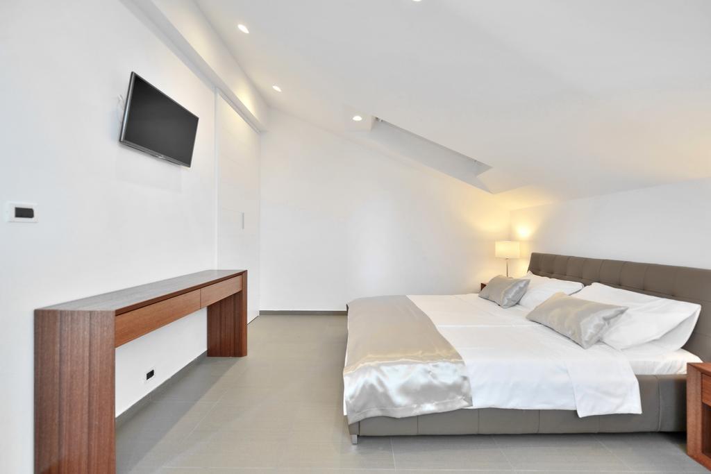 Chiponsky One - 5 Star Beachfront Property Bol Extérieur photo